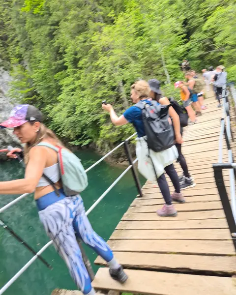 Pe podul de lemn de lângă lacul Scropoasa