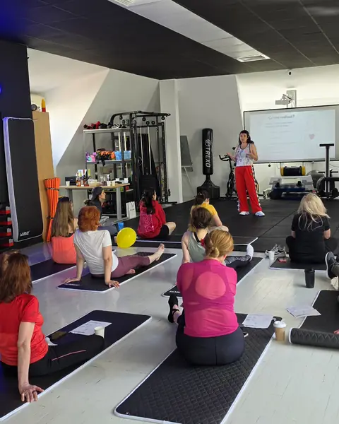 Exerciții pe saltele în timpul unui workshop